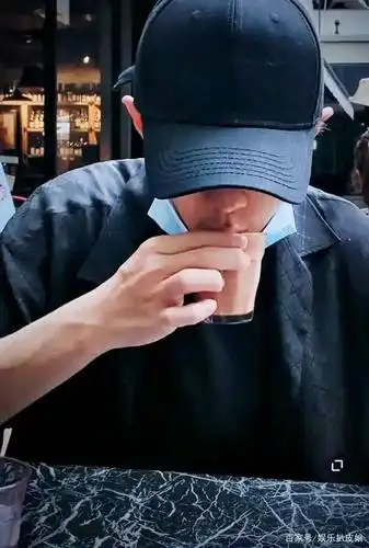 肖战于上海滩罕见露面,毫不遮掩逛街喝咖啡,路人全程未发觉