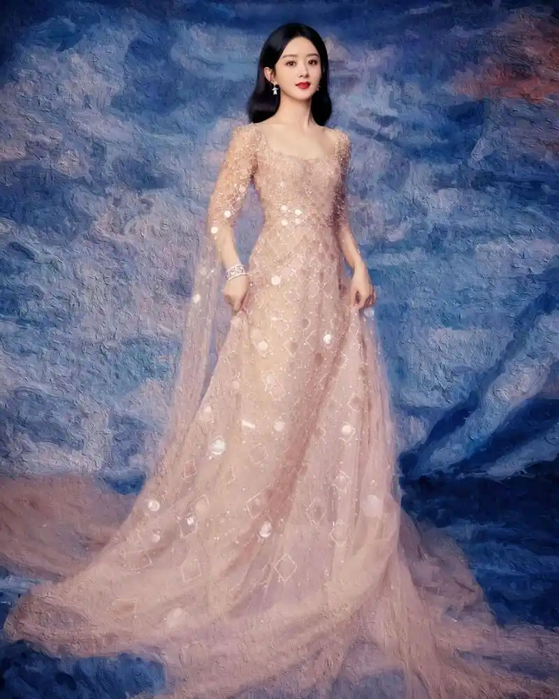 赵丽颖穿礼服裙像"油画",娃娃脸很加分,瘦而不柴的身材很瞩目