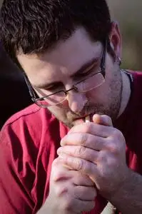 沉思的成熟的男人吸烟采用车库一幅关于一个正在吸烟的时髦可爱男人