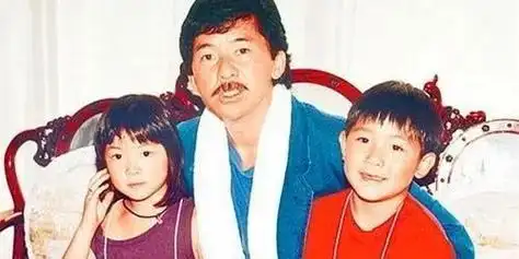 她还特意介绍了自己的丈夫林子祥给我认识.