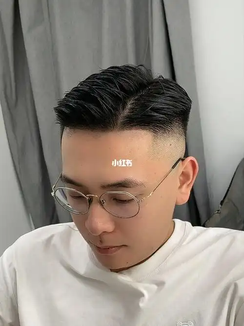 男生板儿正二八分发型够干净够阳光够爷们