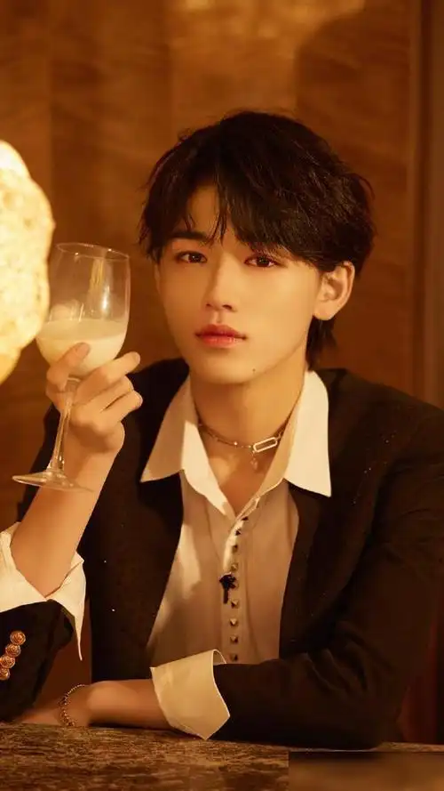 歌手宋亚轩彬彬有礼待人谦和来看帅气的写真照