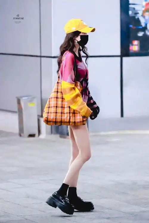 杨幂机场私服青春活泼 多巴胺穿搭大秀美腿