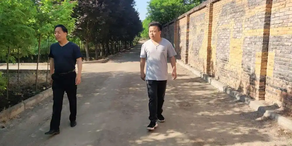 带班领导郭凯民同志和值班人员苗圃地安全巡查.