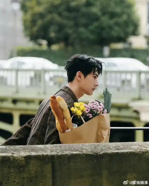 杨洋捧花路边随拍##杨洋鲜花面包我都要