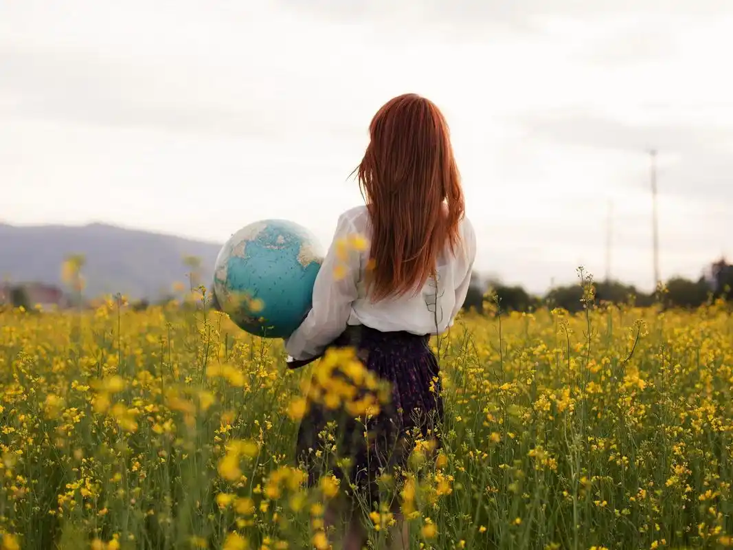 美女,背影,寂寞,伤感,地球仪,花海,静谧,心情,轻诉离殇美女壁纸图片