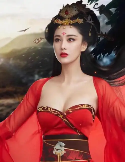 苏妲己,她在剧中的妆容打扮都是作为一个合格"狐狸精"的性感路线,服装