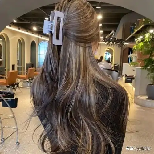 (今年流行什么颜色发型女) - 冷求网