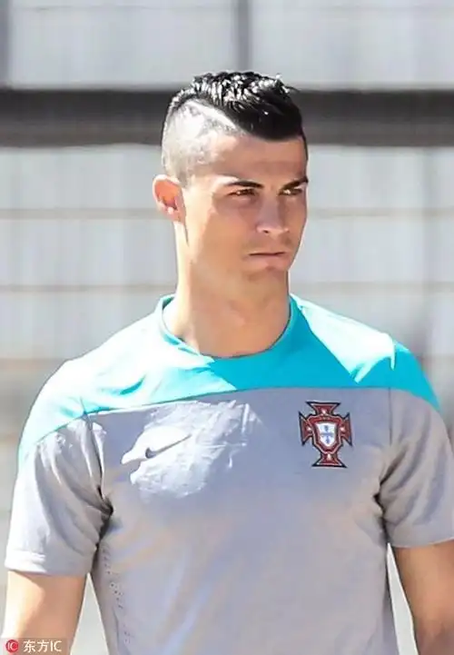 什么谢霆锋的这款鸡冠朋克头他用电熨斗熨了1个小时