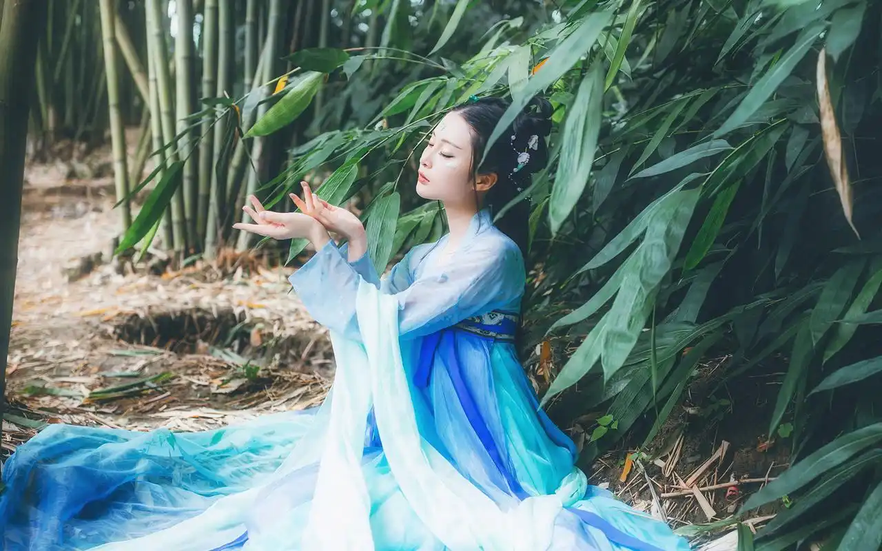 唯美古风汉服美女高清桌面壁纸
