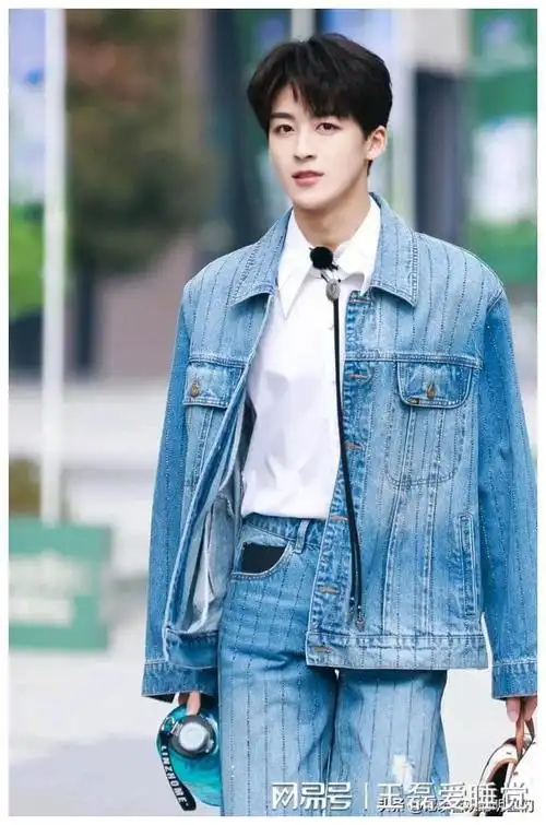 何洛洛什么神仙颜值啊,阳光帅气迷人十足,微微一笑很倾城!