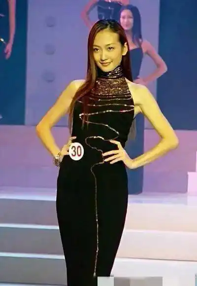 王鸥17年前的一组老照片, 就算站在10位超模中间, 也是最出众的_身材