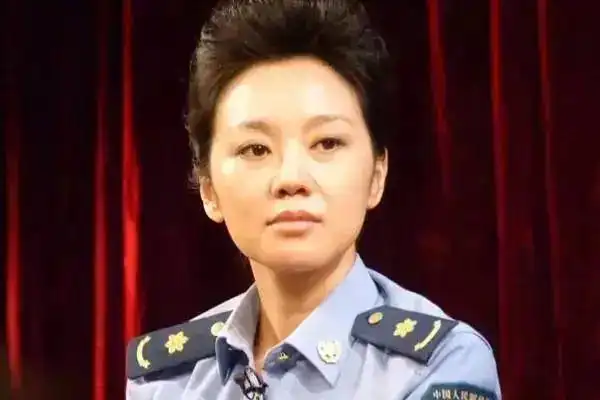 同样是军人出身的闫妮,虽然出演的军事题材影片不多,但穿军装的照片不