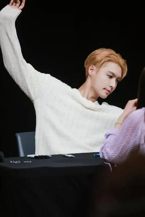 张艺兴新歌签售会#张艺兴新歌签售会状态好好这和exo时期的lay有拭创