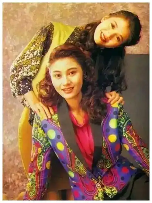 袁咏仪和李嘉欣实在太美了,二人分别是1988年和1990年的两位香港小姐
