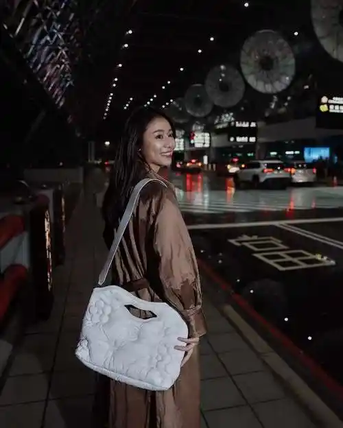 林心如分享了自己最新的街拍照片,展现风采