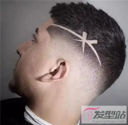 男生渐层侧削线条雕刻发型 两边剃剪出酷炫时尚
