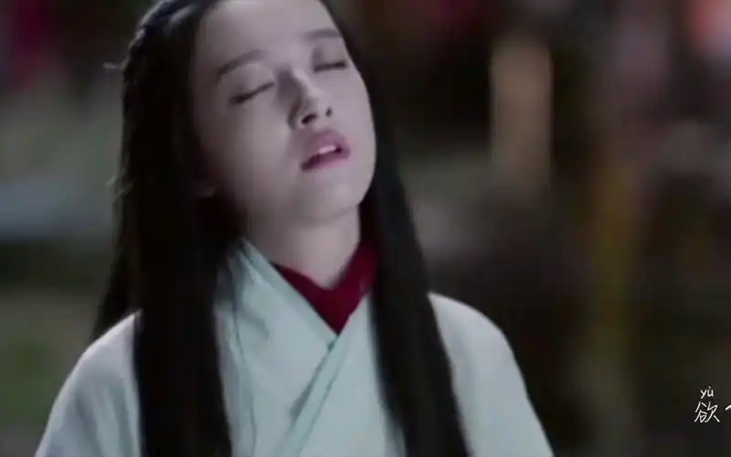 古装电视剧女主,使用法力晕倒虚弱,倒下昏迷在男主怀里公主抱