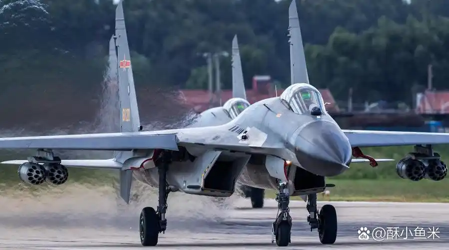 中国歼11b战机是一款经过优化升级的第三代国产战斗机,具有超远航程