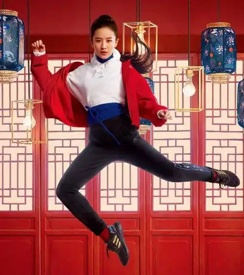 在拍摄运动大片的时候,刘亦菲穿上了一款紫色的运动背心,外面搭配一款