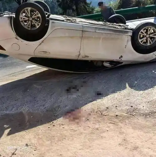 萍乡一小车竟翻车成这个姿势!