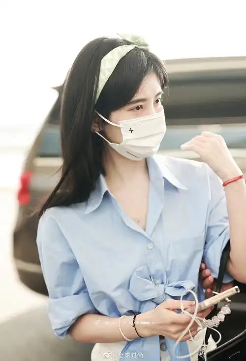 鞠婧祎近期机场穿搭分享,满满夏日休闲风,清新甜美