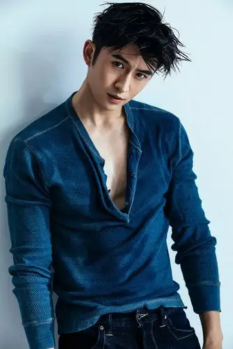 张云龙写真上线 眼神坚毅侵略性十足