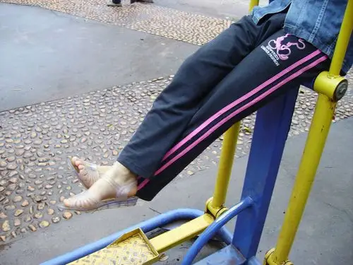 求几张小女孩凉鞋的照片