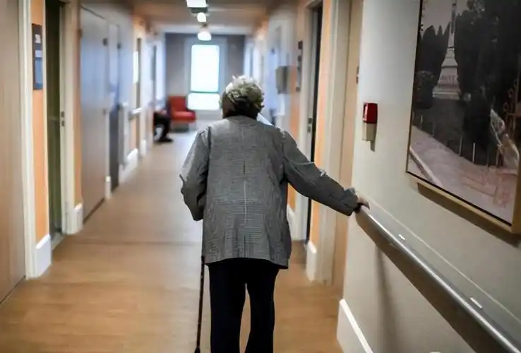 2020年老人被4个子女送养老院后多次试图逃离我想回家