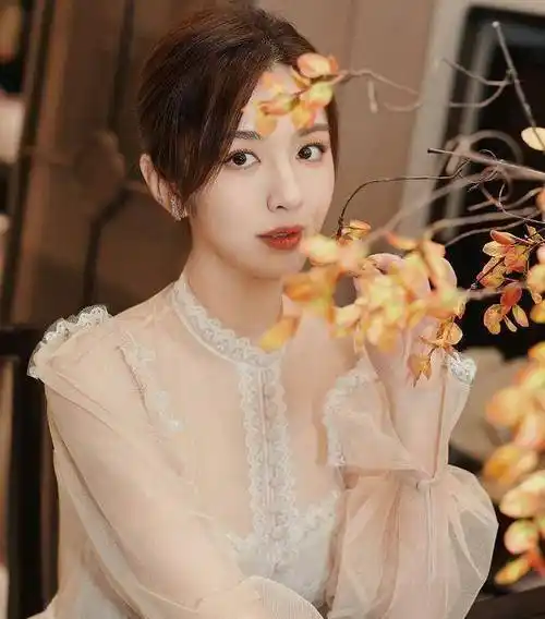 得益胡歌上热搜,王晓晨重获热度,32岁人美身材好太绝了