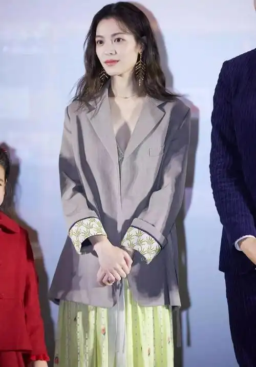 宠爱里最亮眼的,还得是甜酷飒美集于一身的钟楚曦