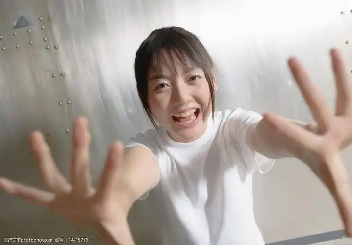 伸开双手高兴的女孩图片
