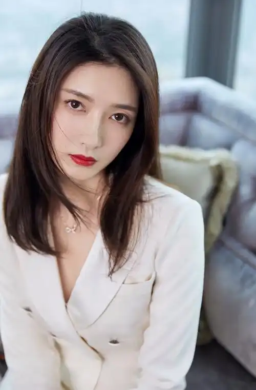 江疏影个人资料图片简介(与胡歌分手7年,她活得更加洒脱)