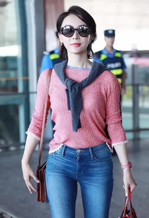 原创44岁陈数真会穿穿粉色套装走机场减龄风带着口罩也遮不住美