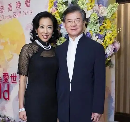 可让朱玲玲怎么都没想到的是,罗康瑞的儿子一直都觉得,是朱玲玲的到来