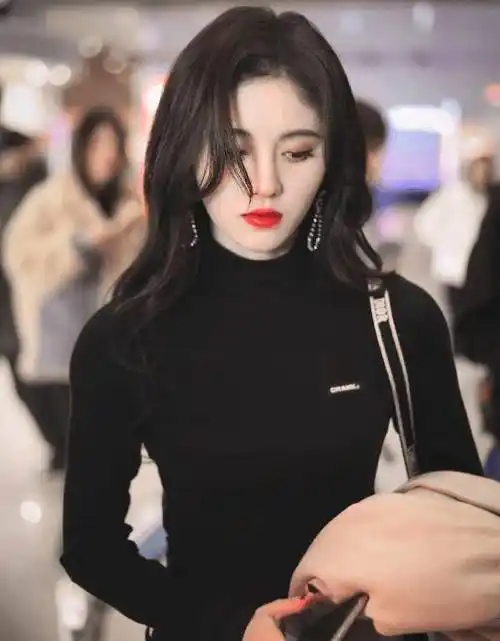 本以为鞠婧祎是"火柴人身材",当她脱掉外套后,一个侧影让男粉看傻眼了