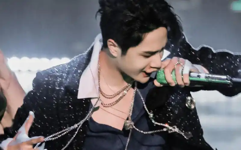 17乐华家族演唱会,改编版,王一博扭到我心里去了!太帅了