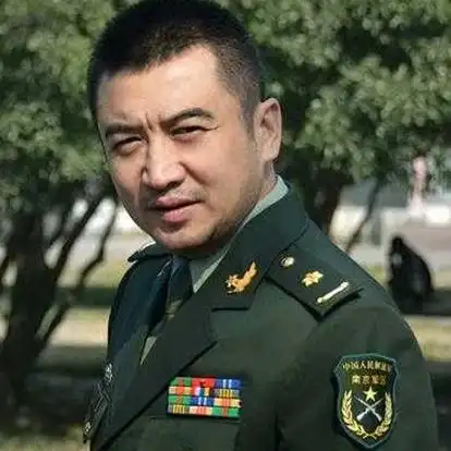 2002年在军旅题材剧《da师》中饰演关小羽.