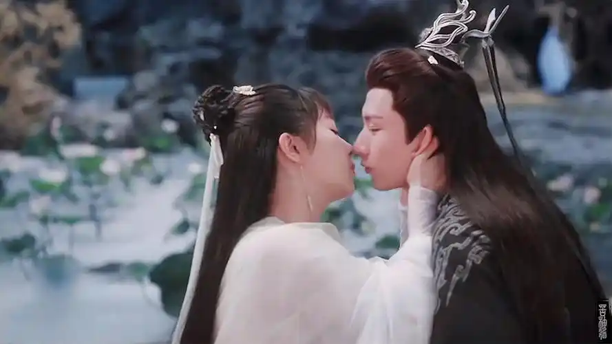 成毅一把将杨紫搂进怀里,吻了上去,东方含蓄美就是明明轻吻却蛊