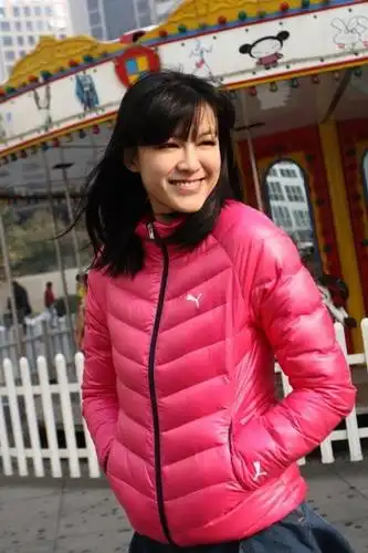 【转载】 高清:靓丽模特跳水挑战自我 李艾性感可爱兼备