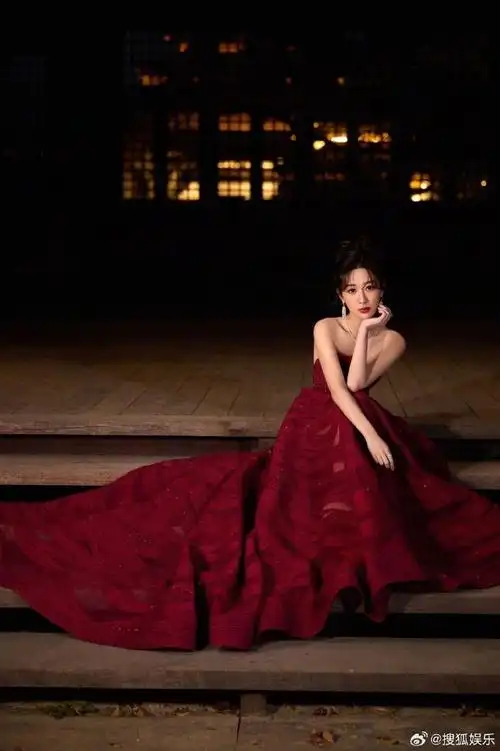 终于等到杨紫的gq出发图,大露背晚礼服绝美,傍晚缱绻灯光下的微醺公主