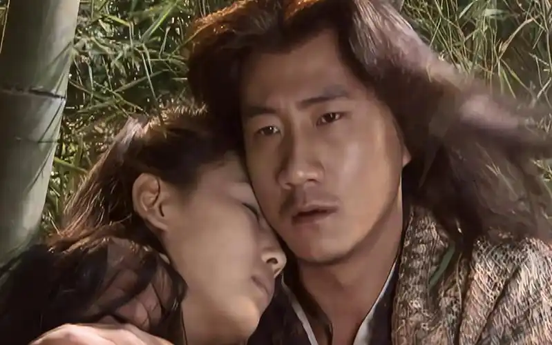 天龙八部:阿朱死在自己手上,萧峰崩溃,这段把我看泪目了!