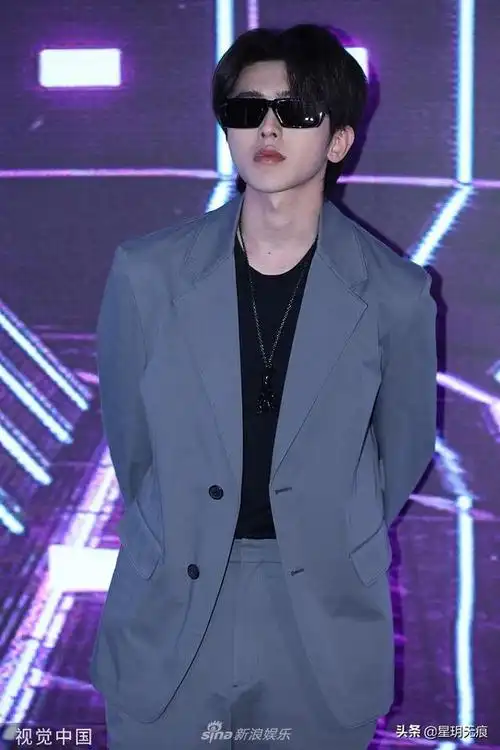 蔡徐坤看秀墨镜酷炫范儿乔欣美艳张子枫清冷风格不同