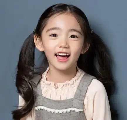 12岁童星靠颜值走红,却因亲妈"自私"行为,导致身体停止发育