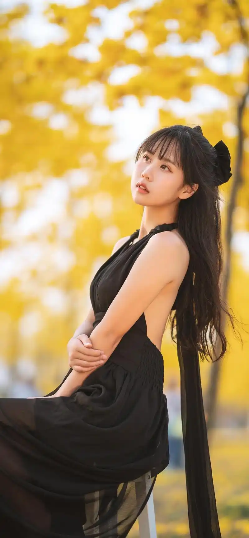 超清美女手机壁纸:轻纱黑丝连衣裙美少女,身材凸显好漂亮