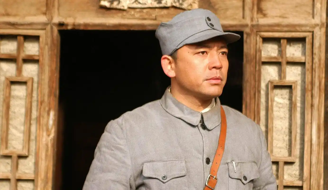 何政军:坚韧不拔的演员 何政军,从画家到《亮剑》中的"赵政委",他的