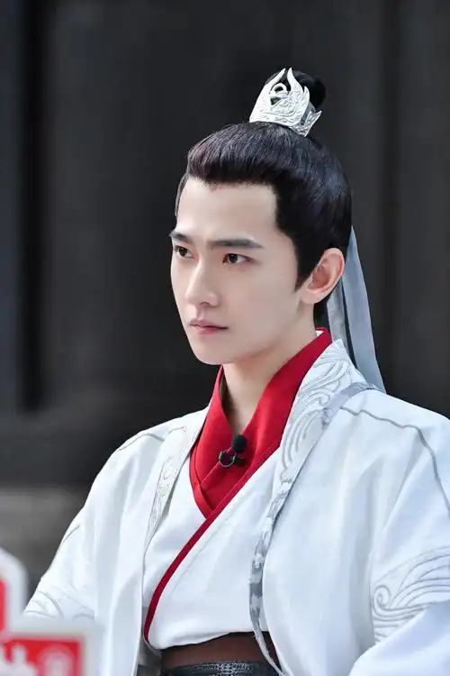 在节目中,杨洋cos了历史人物"诸葛亮",许久未见古装造型的杨洋再度梳