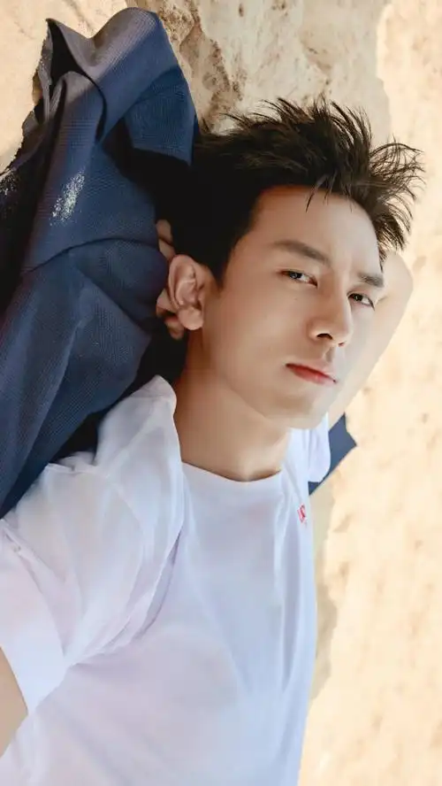 宣传立牌和宣传手册,而且在郑州,宁波,北京的加盟店使用李现肖像照片