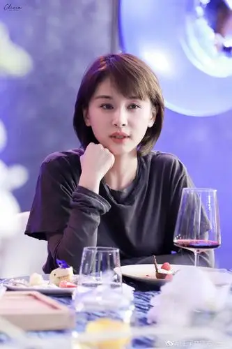 其实生活中的王子文是一款类似波波头的中短款发型,因为发量较多,总是