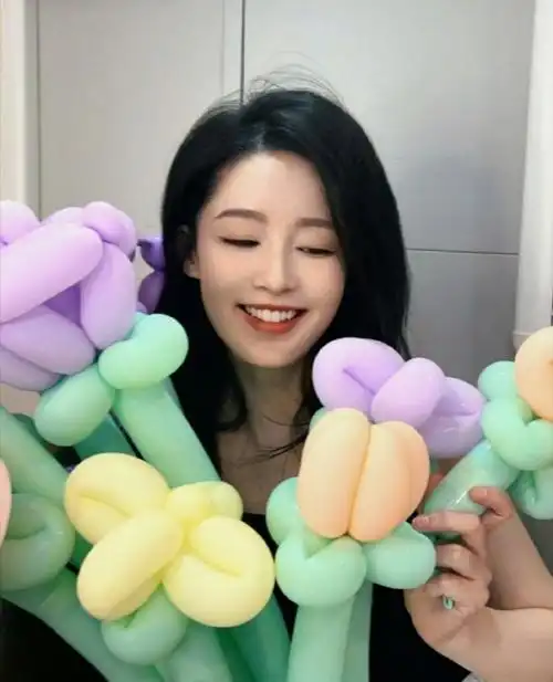 李沁营业图,笑起来好开心.